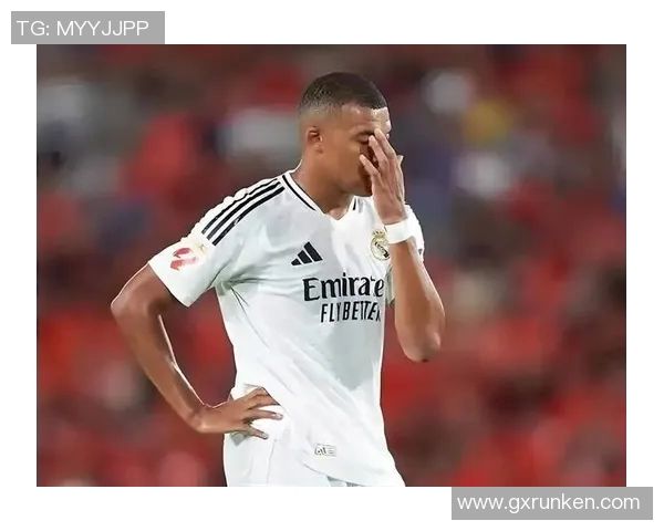 镜头捕捉：阿森纳赛场小动作引发热议